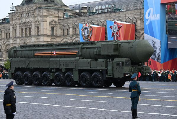 Автономная пусковая установка ПГРК Ярс на военном параде на Красной площади - Sputnik Азербайджан