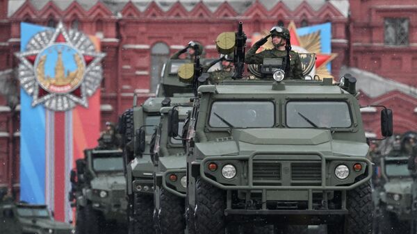 Бронеавтомобиль Тигр-М на военном параде на Красной площади - Sputnik Азербайджан