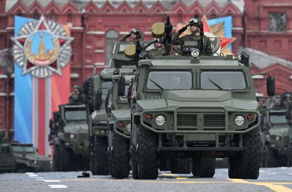 Бронеавтомобиль Тигр-М на военном параде на Красной площади - Sputnik Азербайджан