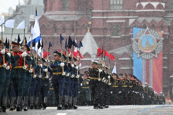 Военнослужащие парадных расчетов на военном параде на Красной площади - Sputnik Азербайджан