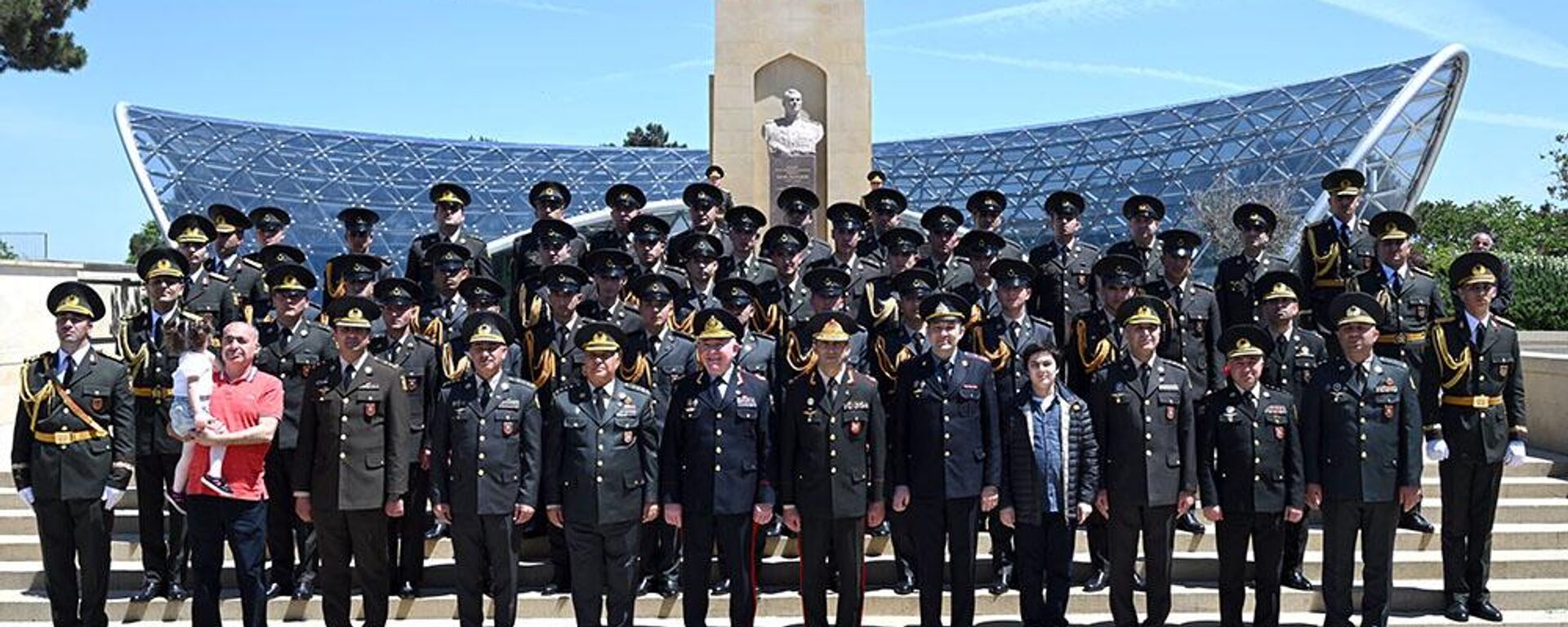 Азербайджанские военнослужащие почтили память погибших в ВОВ - Sputnik Азербайджан, 1920, 09.05.2024