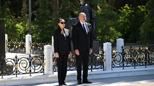 Президент Азербайджана и первая леди посетили могилу общенационального лидера