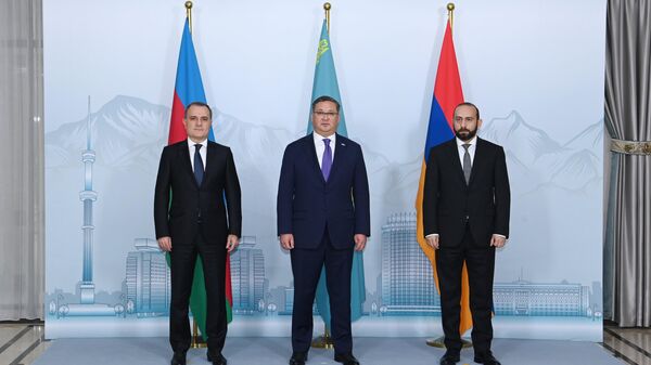 Главы МИД Азербайджана и Армении Джейхун Байрамов и Арарат Мирзоян н - Sputnik Azərbaycan