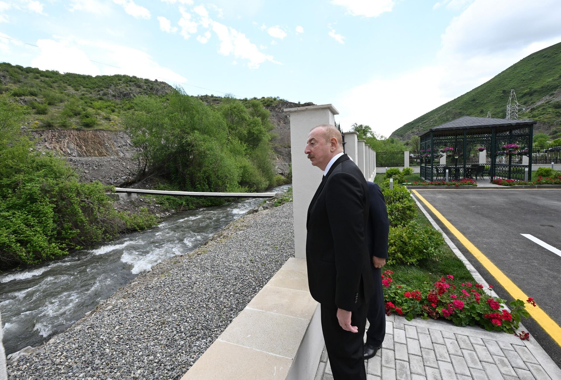 Президент Ильхам Алиев принял участие в открытии малых гидроэлектростанций в Лачине - Sputnik Азербайджан, 1920, 11.05.2024