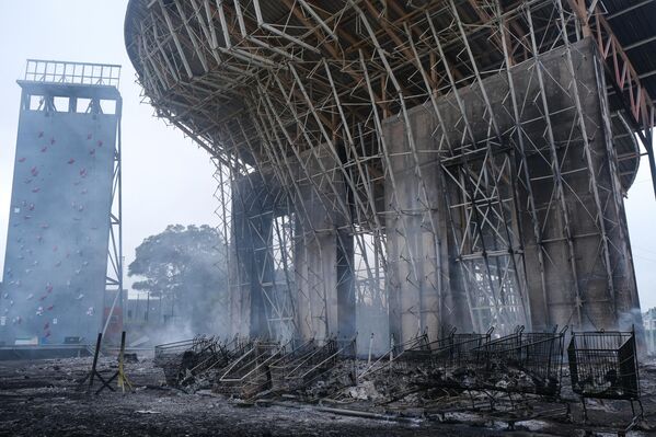 Сгоревшая стена для скалолазания в районе Маджента в Нумеа, Новая Каледония. - Sputnik Азербайджан