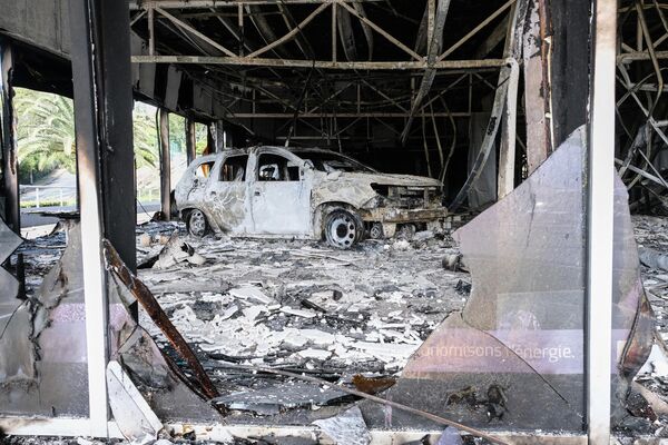 Сгоревшие автомобили в магазине автосалона в районе Бель-Ви в Нумеа. - Sputnik Азербайджан