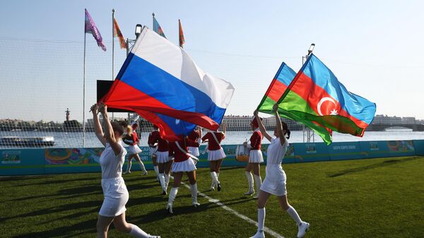 Молодежь с флагами Азербайджана и России, фото из архива - Sputnik Азербайджан