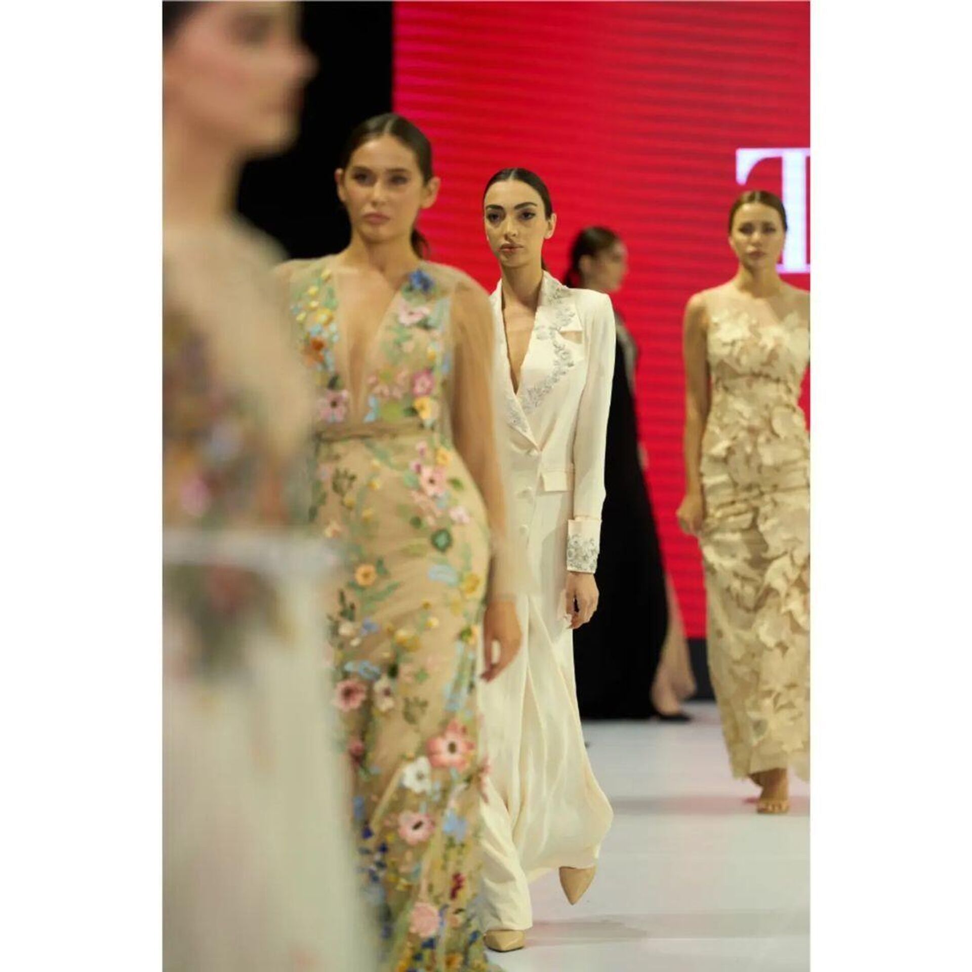 Азербайджанские и зарубежные дизайнеры представили свои коллекции в рамках 16-го весенне-летнего сезона Azerbaijan Fashion Week - Sputnik Азербайджан, 1920, 19.05.2024