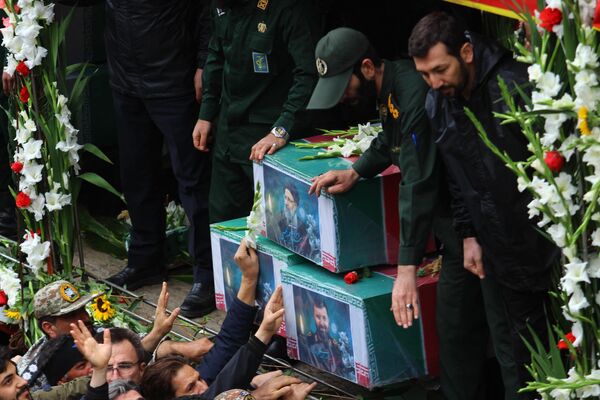 Церемония прощания с Эбрахимом Раиси и другими погибшими в авиакатастрофе в Иране. - Sputnik Азербайджан