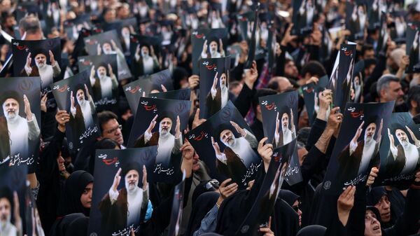 Церемония прощания с Эбрахимом Раиси и другими погибшими в авиакатастрофе в Иране - Sputnik Азербайджан