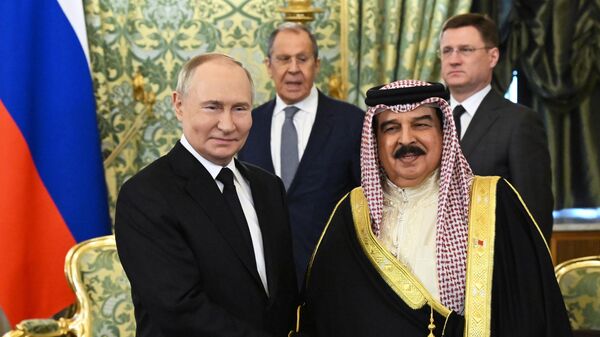 Президент РФ Владимир Путин и король Бахрейна Хамад бен Иса Аль Халифа (справа) во время встречи - Sputnik Азербайджан