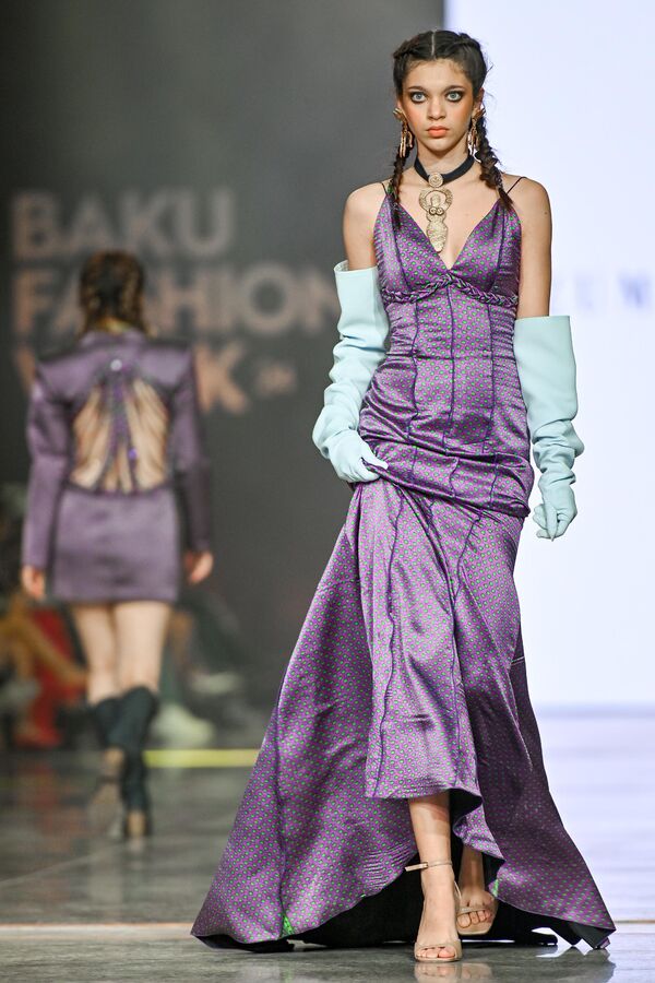 Modellər &quot;Baku Fashion Week&quot;də kolleksiyaları nümayiş edirlər. - Sputnik Azərbaycan