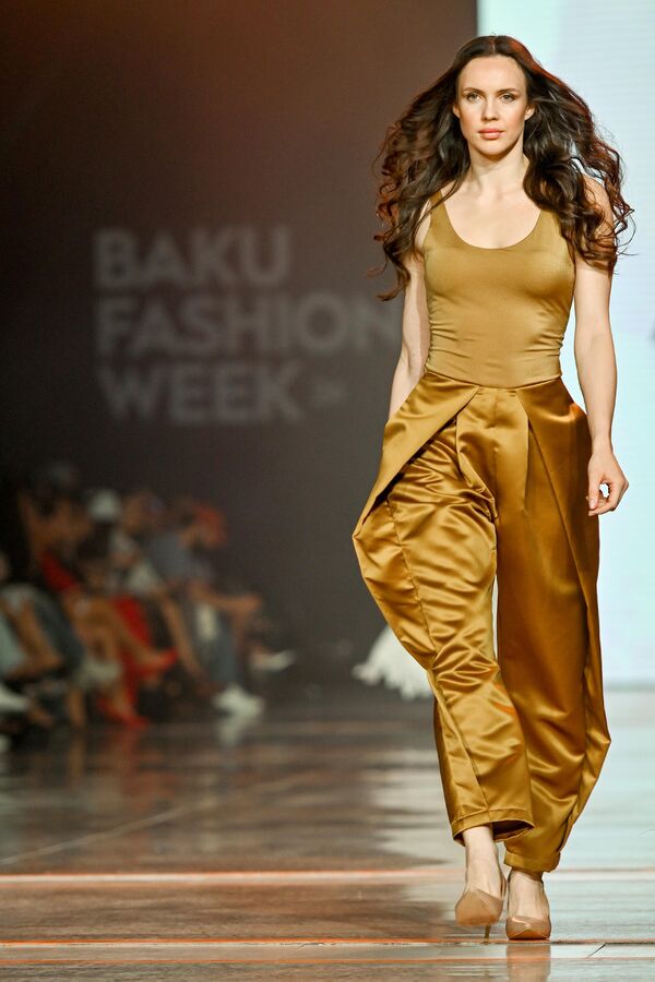 Модель во время показа коллекций на Baku Fashion Week. - Sputnik Азербайджан