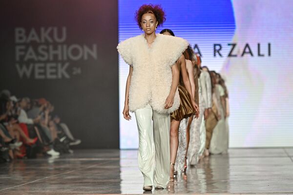 Модели во время показа коллекций на Baku Fashion Week. - Sputnik Азербайджан