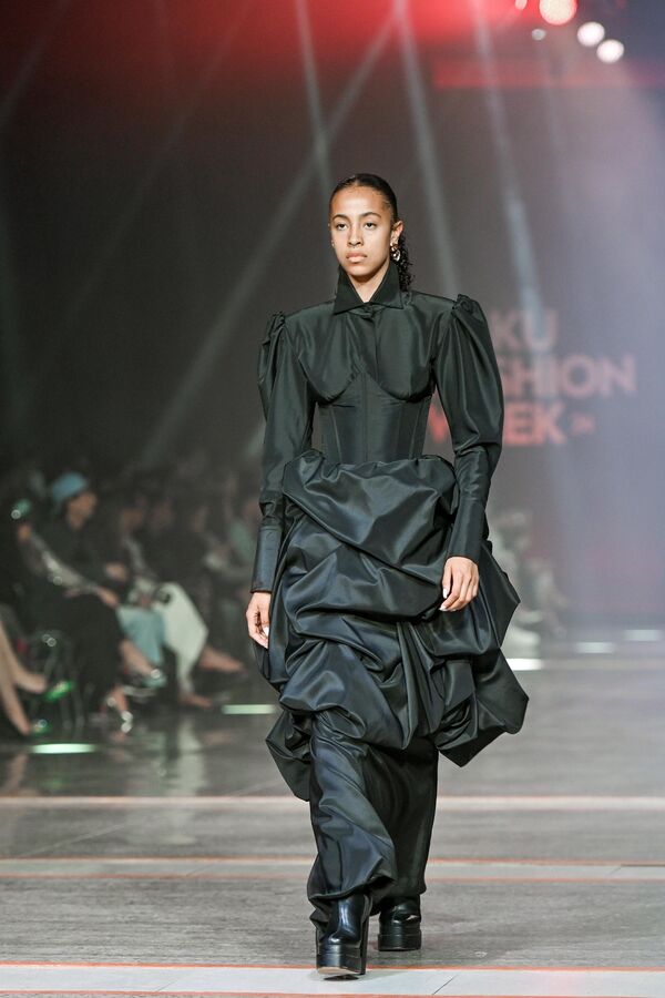 Modellər &quot;Baku Fashion Week&quot;də kolleksiyaları nümayiş edirlər. - Sputnik Azərbaycan