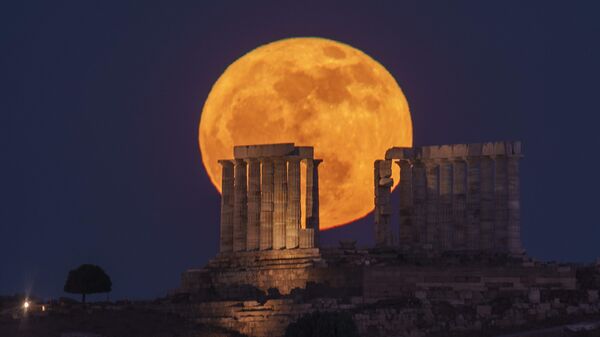 Луна восходит над храмом Посейдона в Сунионе, Греция - Sputnik Азербайджан