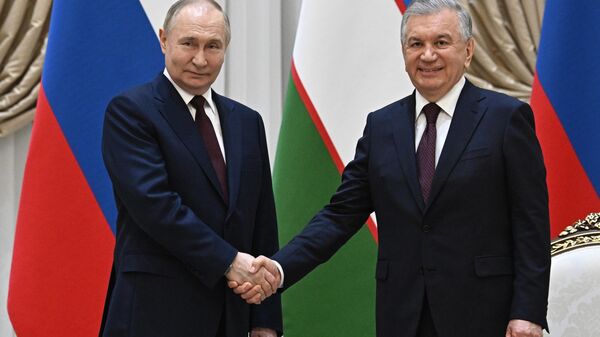 Rusiya prezidenti Vladimir Putin və Özbəkistan prezidenti Şavkat Mirziyoyev - Sputnik Azərbaycan