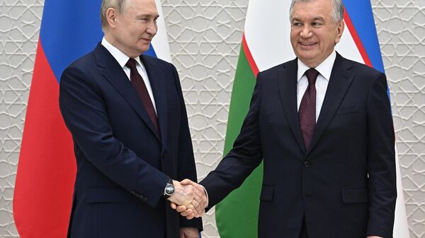 Rusiya prezidenti Vladimir Putin və Özbəkistan prezidenti Şavkat Mirziyoyev - Sputnik Azərbaycan