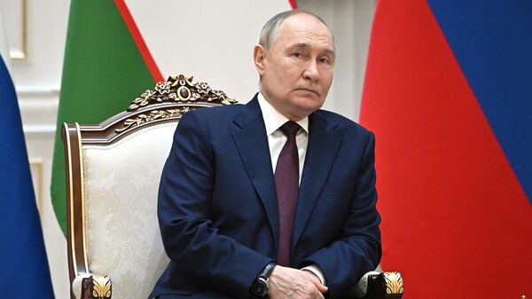 Rusiya prezidenti Vladimir Putin və Özbəkistan prezidenti Şavkat Mirziyoyev - Sputnik Azərbaycan