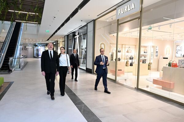 Ильхам Алиев и Мехрибан Алиева приняли участие в открытии нового объекта в центре Баку - Sputnik Азербайджан