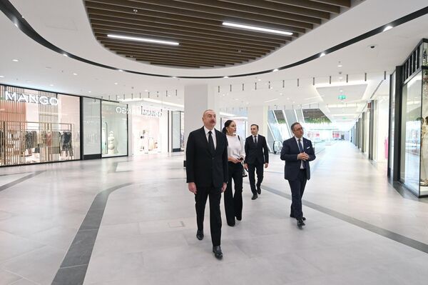 Ильхам Алиев и Мехрибан Алиева приняли участие в открытии нового объекта в центре Баку - Sputnik Азербайджан