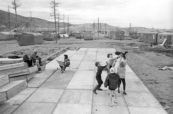 Дети играют на одной из улиц поселка Лабра, Байкало-Амурская магистраль - Sputnik Азербайджан