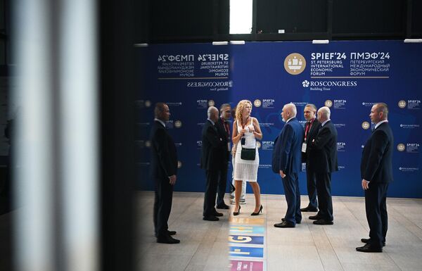 Участники форума ПМЭФ-2024. - Sputnik Азербайджан