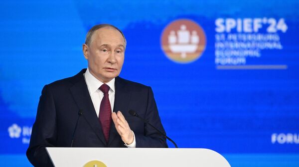 Путин на пленарном заседании ПМЭФ-2024 - Sputnik Азербайджан