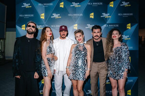 Участники концерта на берегу Каспийского моря в Баку в рамках музыкального проекта SEA BREEZE Summer LIVE - Sputnik Азербайджан