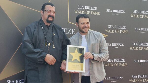 В Баку состоялась церемония закладки именной звезды известного американского актера и исполнителя Стивена Сигала. - Sputnik Азербайджан