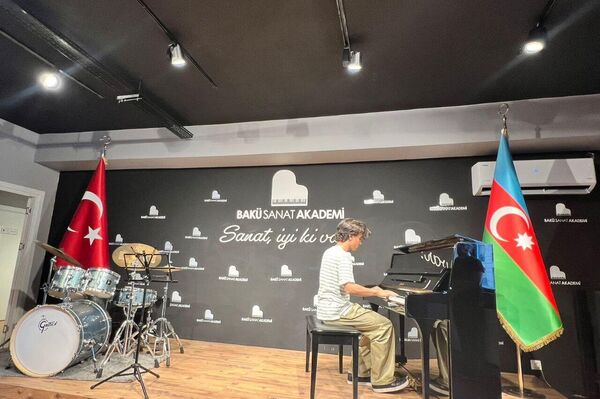 Азербайджанские исполнители с успехом выступили в Стамбуле в рамках проекта Gənclərə dəstək («Поддержка молодежи»). - Sputnik Азербайджан