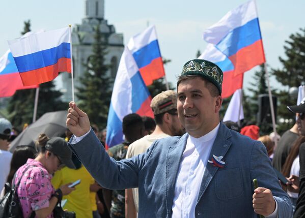 Парад дружбы народов в честь Дня России на территории Казанского Кремля - Sputnik Азербайджан