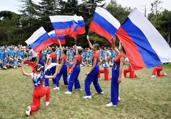 Празднование Дня России  на территории Международного детского центра Артек в Крыму - Sputnik Азербайджан