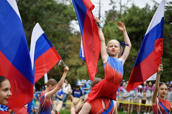 Празднование Дня России на территории Международного детского центра Артек в Крыму - Sputnik Азербайджан