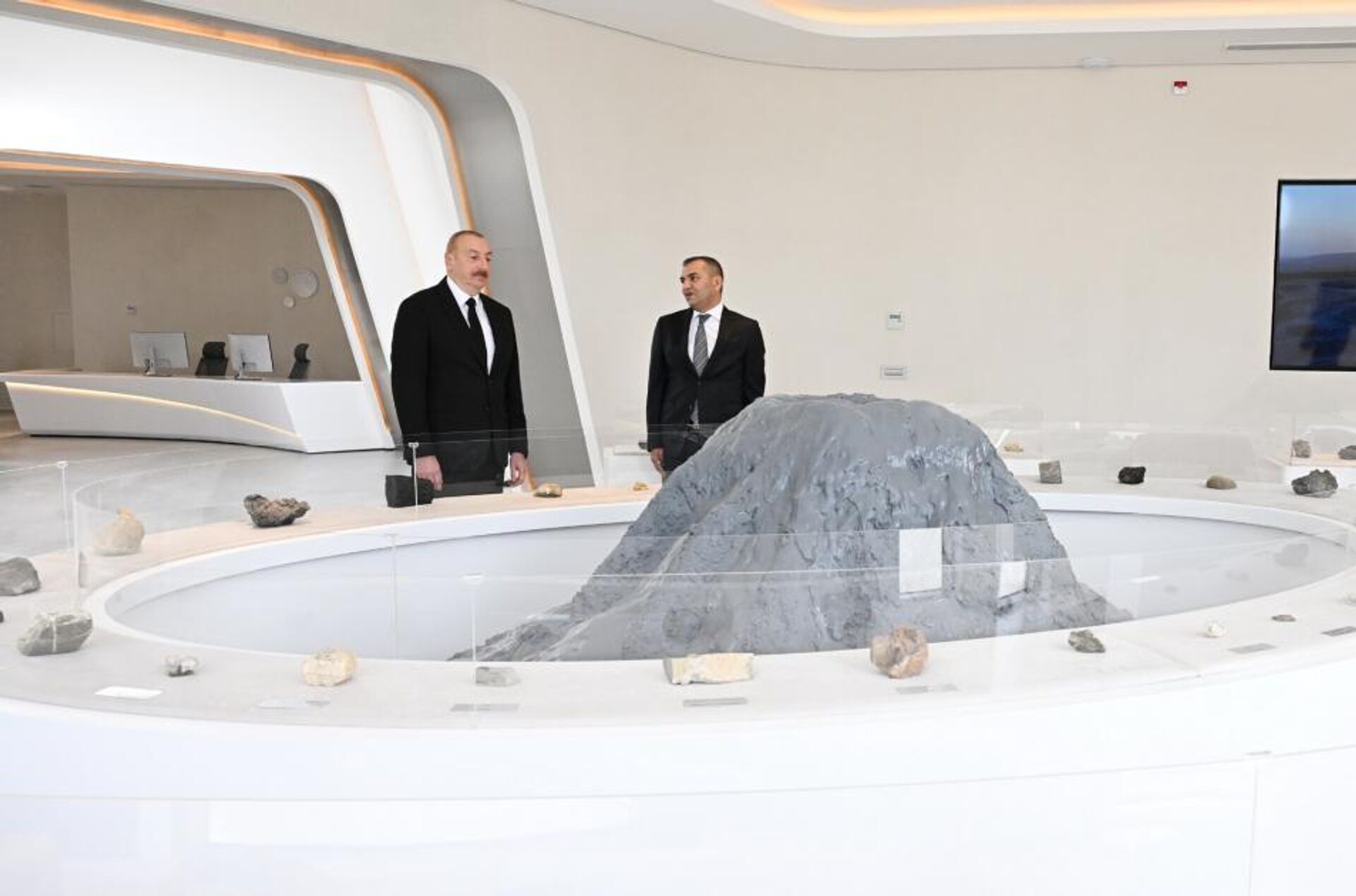 Президент Ильхам Алиев принял участие в открытии Туристического комплекса грязевых вулканов - Sputnik Азербайджан, 1920, 13.06.2024