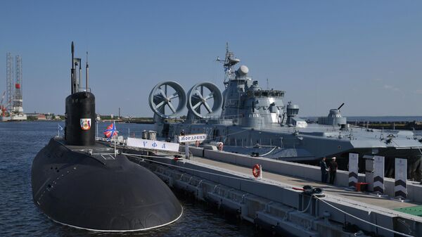 Корабль на воздушной подушке Мордовия и подводная лодка Уфа в зоне демонстрации флота на Международном военно-морском салоне МВМС-2023 в Кронштадте - Sputnik Азербайджан