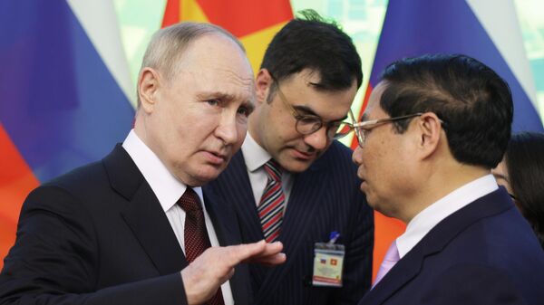 Президент РФ Владимир Путин и премьер-министр Социалистической Республики Вьетнам Фам Минь Тинь - Sputnik Азербайджан