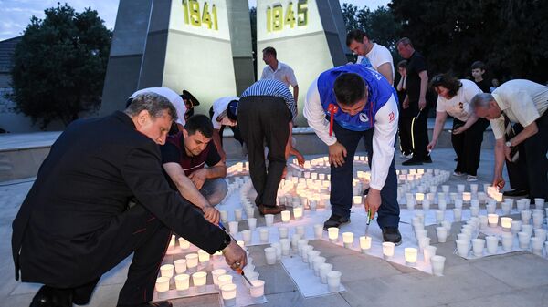 В память о начале Великой Отечественной войны в Баку прошла международная акция Свеча памяти - Sputnik Azərbaycan