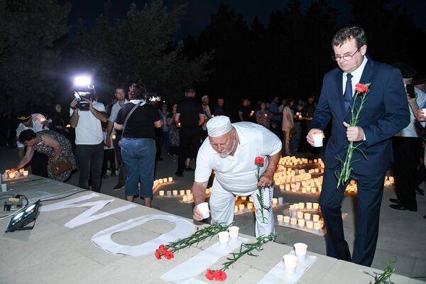 В память о начале Великой Отечественной войны в Баку прошла международная акция &quot;Свеча памяти&quot;. - Sputnik Азербайджан