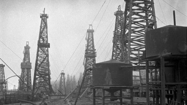 Добыча нефти на нефтяных промыслах Баку. 1939 год. - Sputnik Азербайджан
