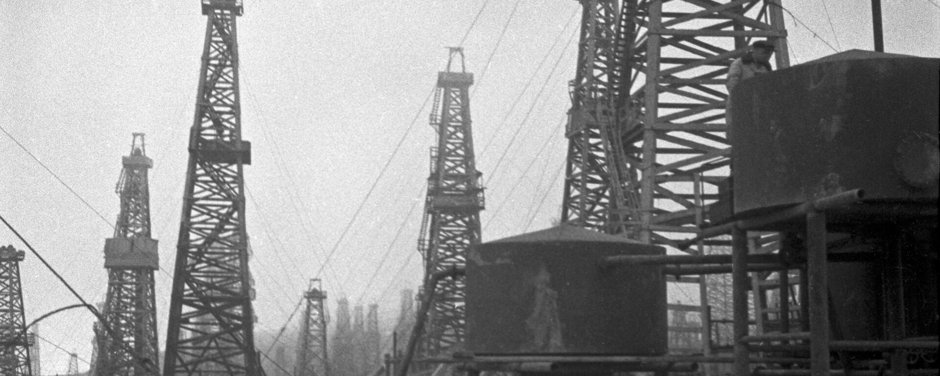 Добыча нефти на нефтяных промыслах Баку. 1939 год. - Sputnik Азербайджан, 1920, 22.06.2024