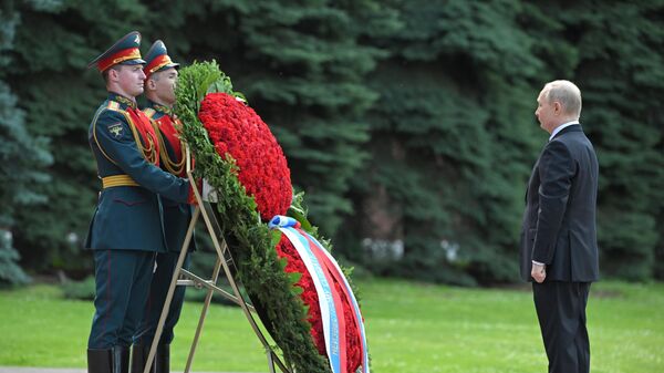 Президент Владимир Путин принял участие в церемонии возложения венка к Могиле Неизвестного Солдата - Sputnik Азербайджан