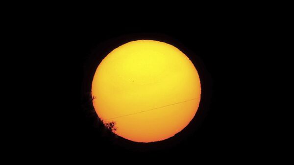 Планета Меркурий видна как небольшой силуэт в центре слева, движущийся по поверхности Солнца, - Sputnik Азербайджан