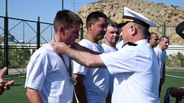 Победила дружба: российские моряки сыграли в футбол с азербайджанскими в Баку