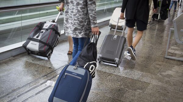 Люди с чемоданами, фото из архива - Sputnik Азербайджан