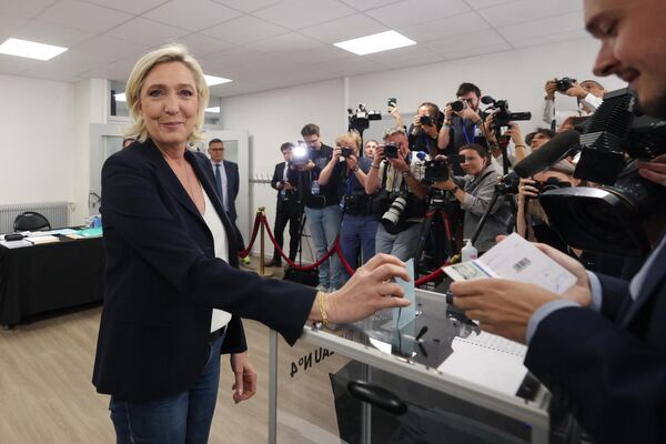 Marin Le Pen parlament seçkilərinin ilk turunda səs verir. - Sputnik Azərbaycan