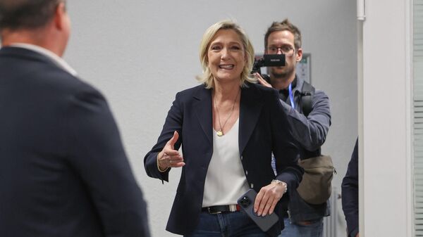 Marin Le Pen seçki məntəqəsində. - Sputnik Azərbaycan