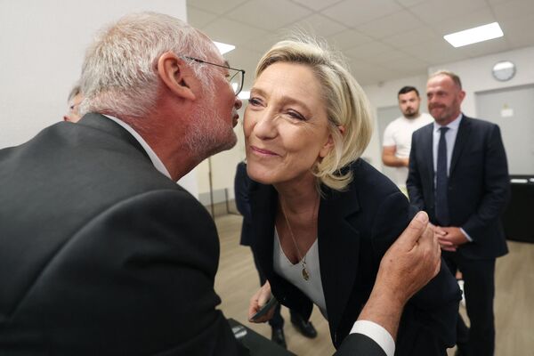 Marin Le Pen seçki məntəqəsində. - Sputnik Azərbaycan