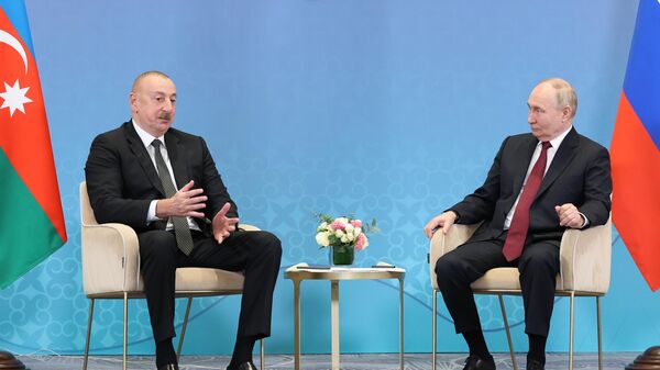 Президент РФ Владимир Путин и президент Азербайджана Ильхам Алиев (слева) во время встречи на полях саммита Шанхайской организации сотрудничества (ШОС) - Sputnik Азербайджан