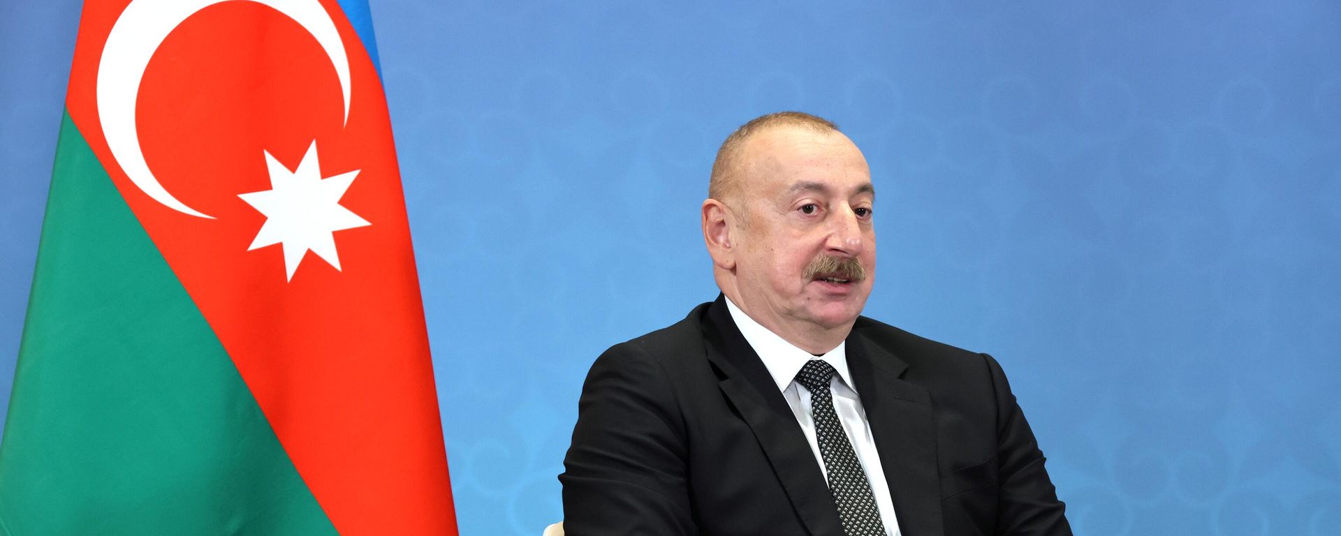 Президент Азербайджана Ильхам Алиев во время встречи с президентом РФ Владимиром Путиным на полях саммита Шанхайской организации сотрудничества (ШОС) - Sputnik Азербайджан, 1920, 22.09.2026